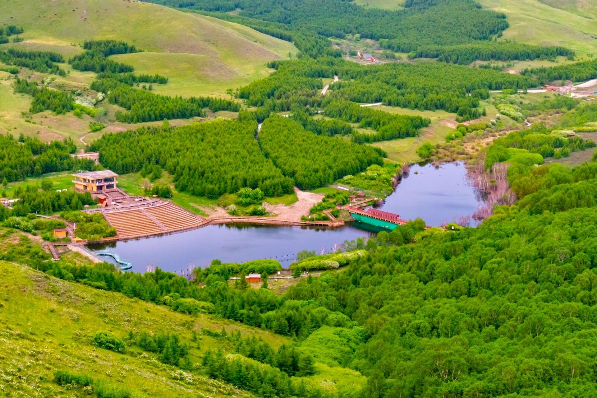在承德丰宁七彩森林的青青草和白桦林间 在刚刚盛开的山楂花和丁香树