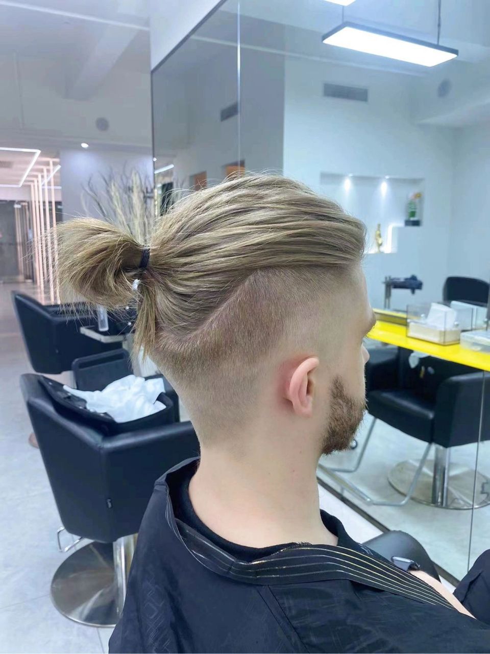 帅到爆炸99 欧美人五官比较立体,头型比较饱满,怎么扎都好看,有五官