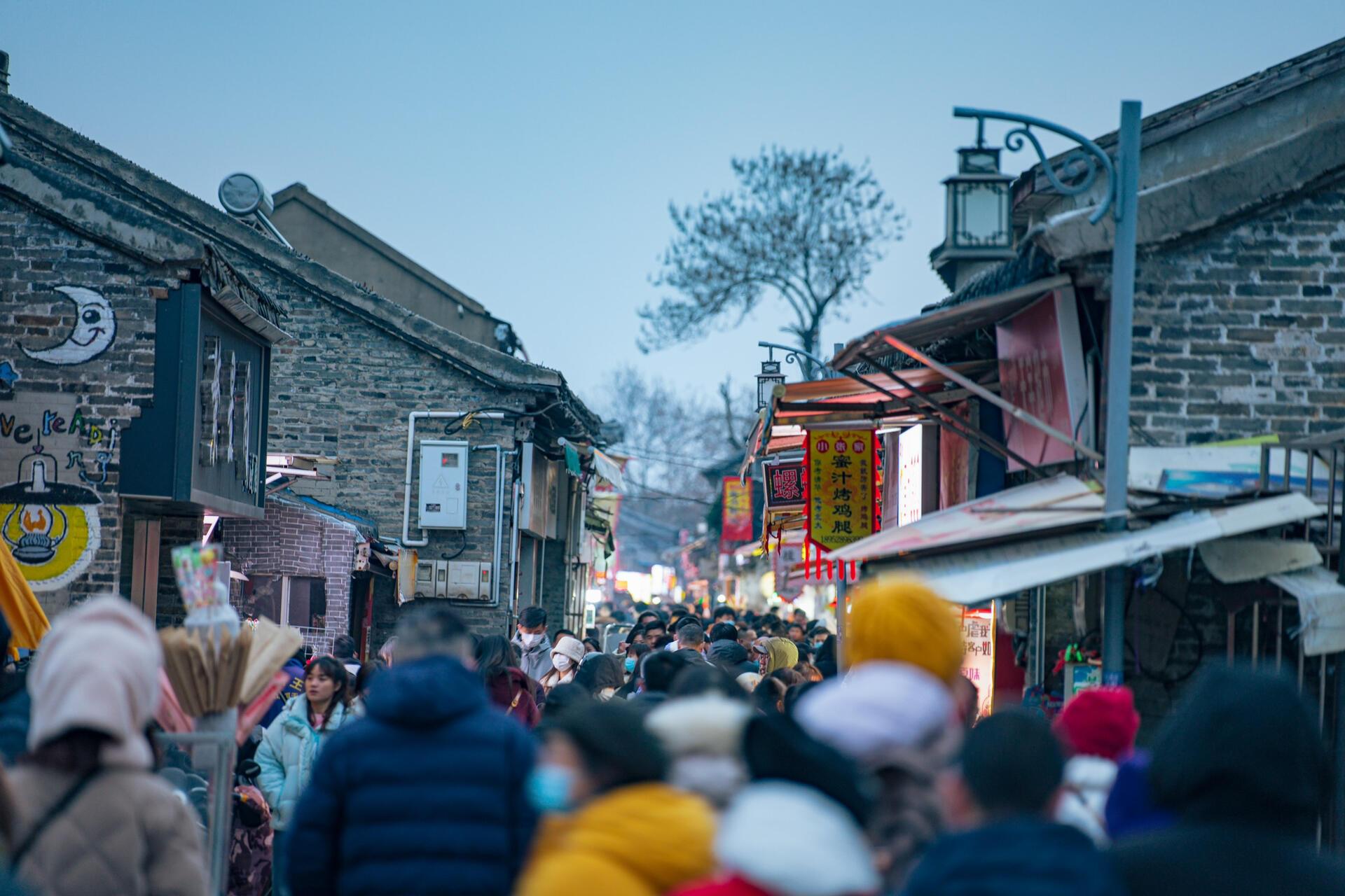 来到扬州的第一个目的地-东关街历史街区  春节期间到处都人满为患,没