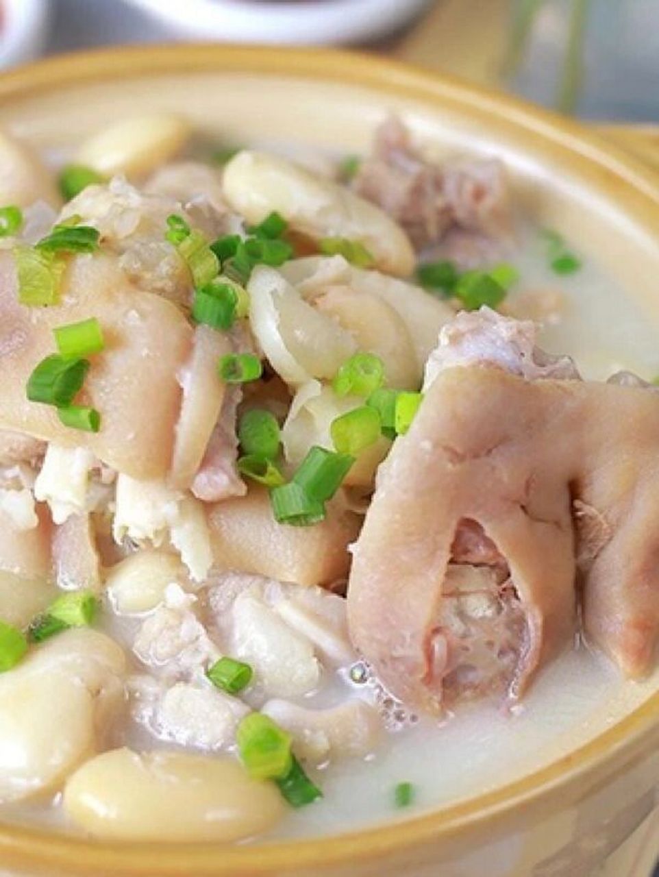 冬日来一份暖心猪蹄汤 满满一锅胶原蛋白 —食材— 猪蹄 500g 芸豆
