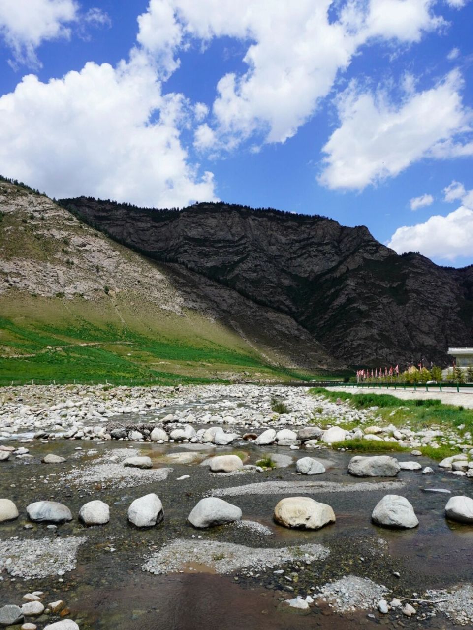 97冰沟河景区位于甘肃省武威市天祝藏族自治县祁连镇境内,距武威