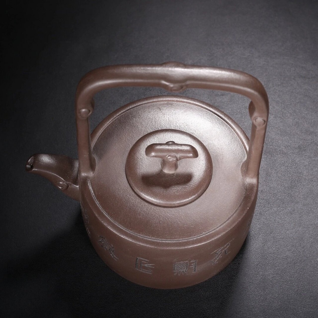 美林紫砂壶如意提梁 品名:如意提梁 底款:韩美林 尺寸:15/17cm 容量