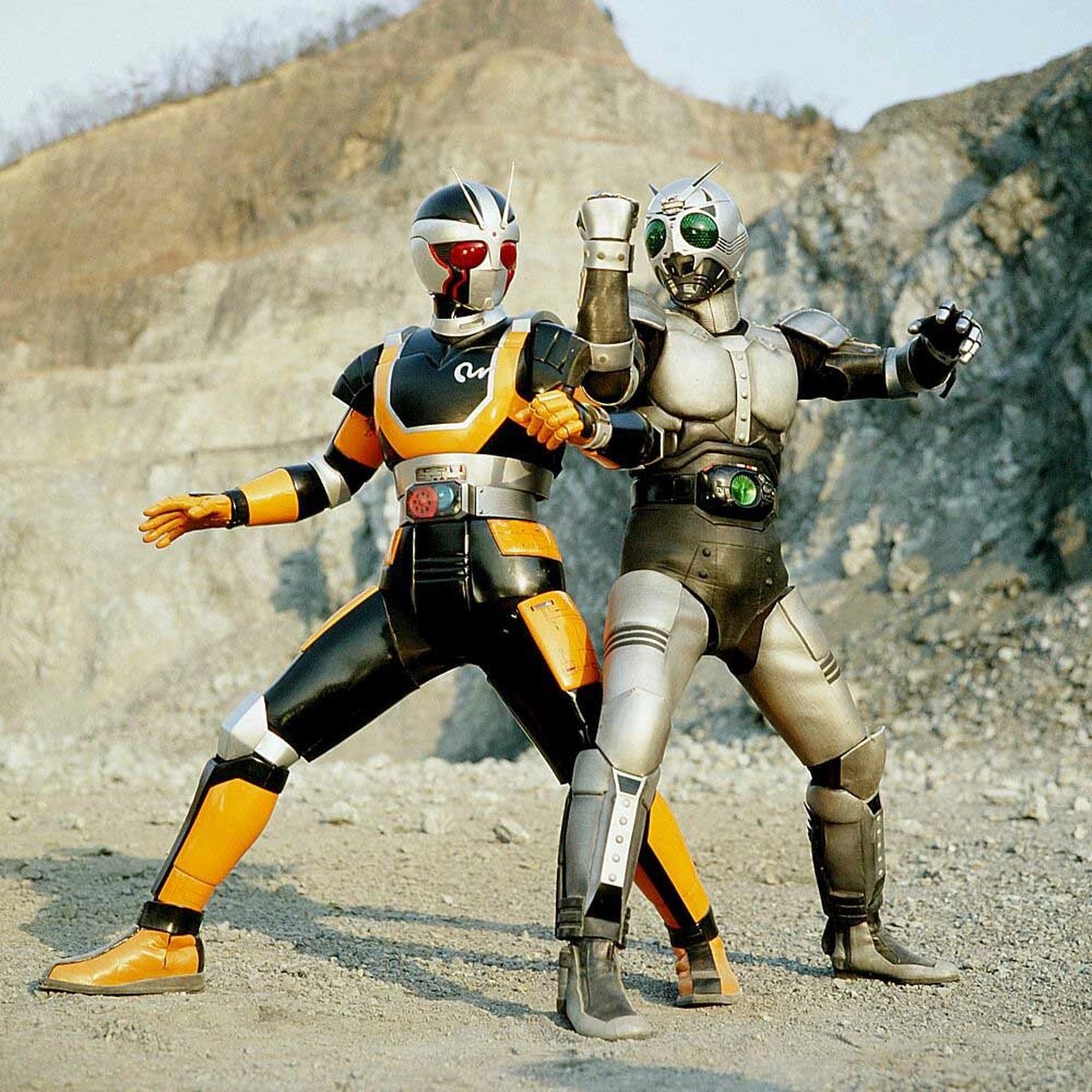 假面骑士black rx的形态   假面骑士black rx 是black的进化形式,使用