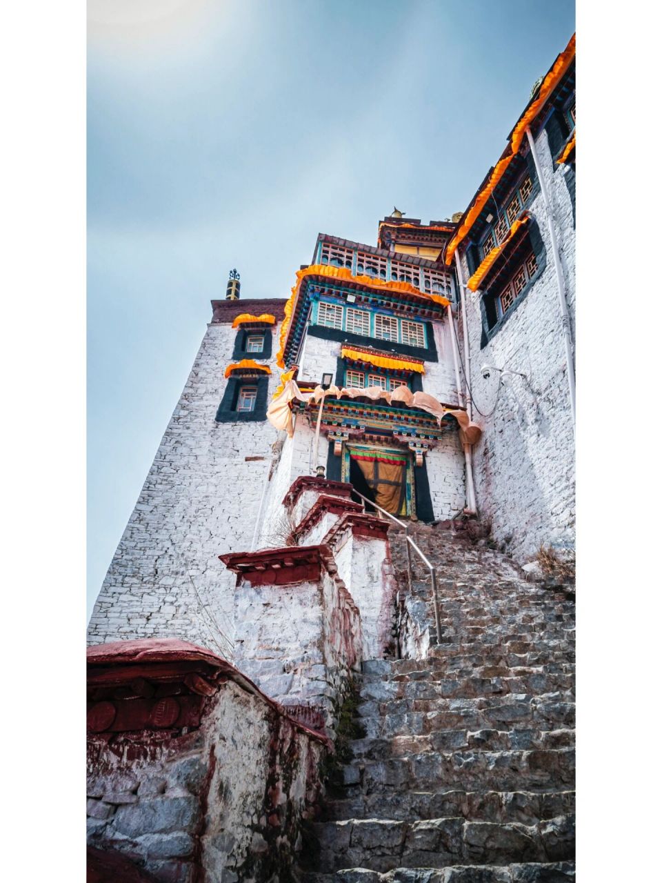 更震撼悬崖寺庙,拉萨当天可往返 拉萨林周县狮林寺,一座在手机地图上