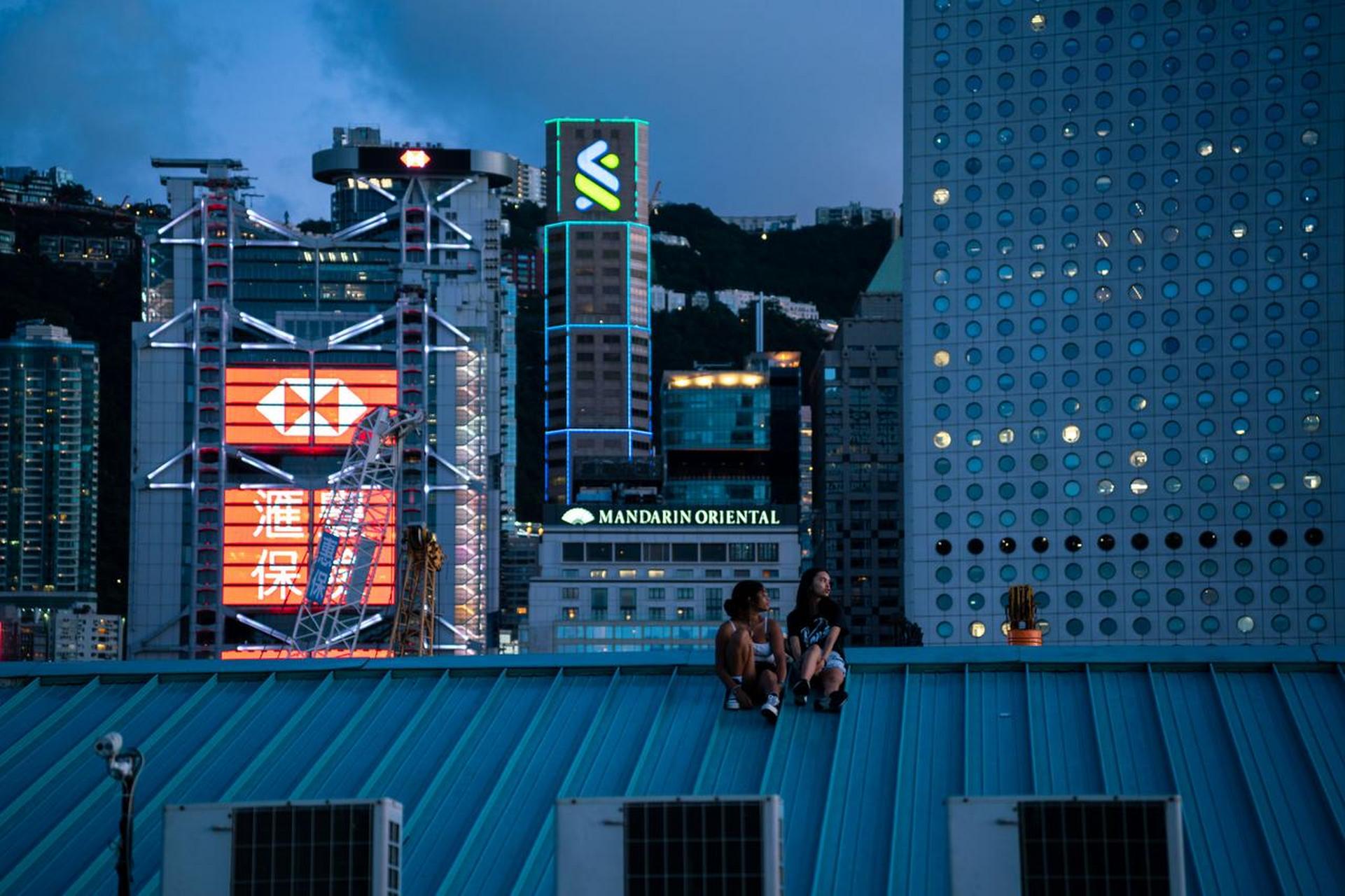 在香港屋顶上看晚霞