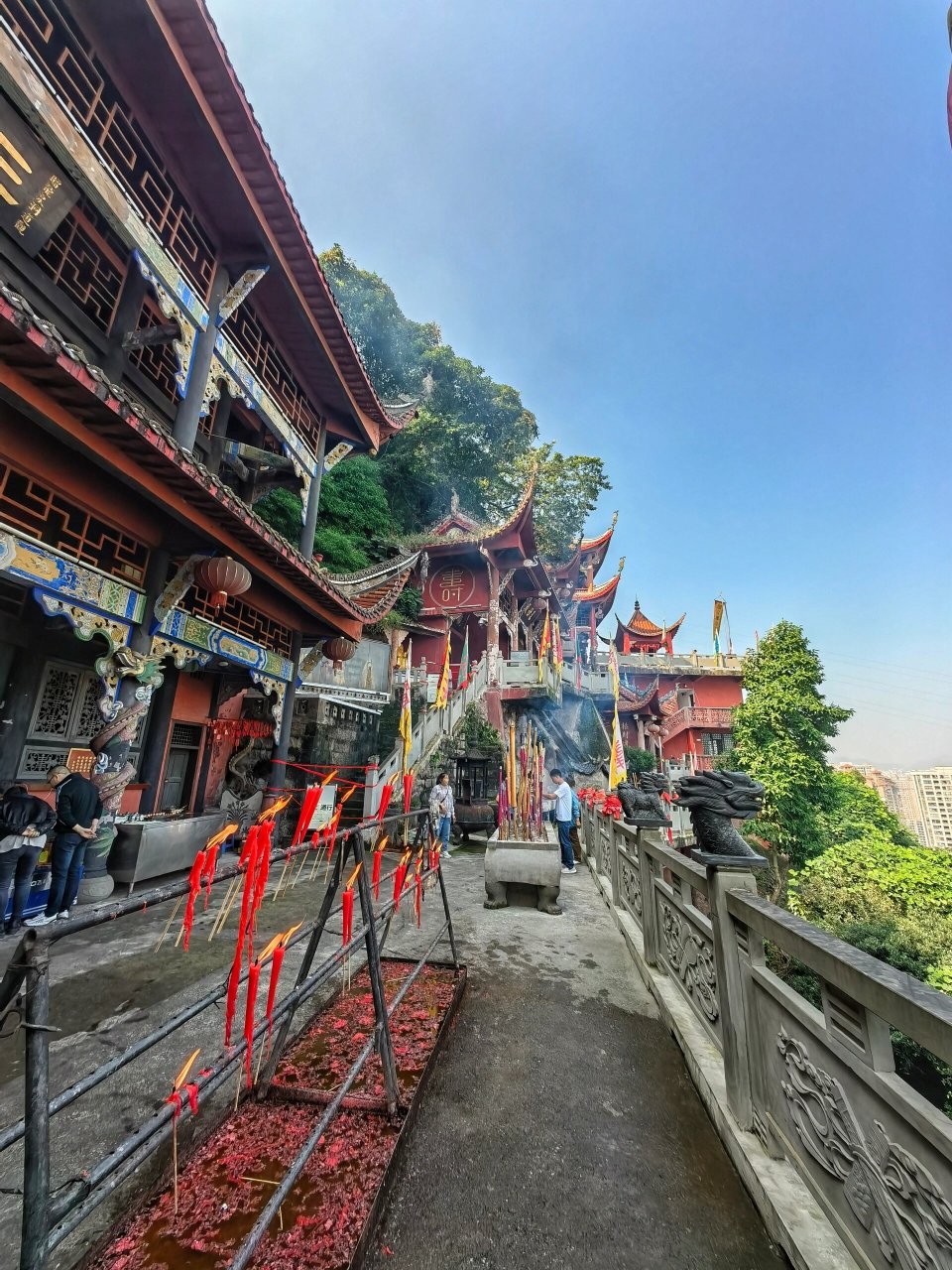 龙泉洞道观建于半山崖壁,一面是嘉陵江,一面是山边悬崖峭壁,号称重庆