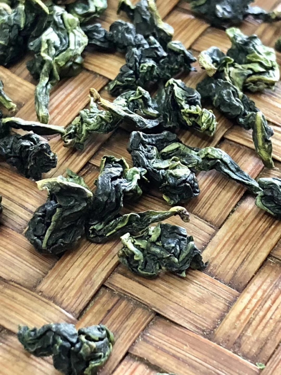 手工花香铁观音 铁观音属乌龙茶类,干茶呈墨绿色,蜻蜓头状,具有独特的