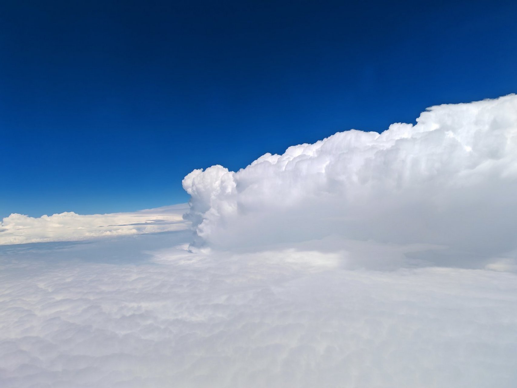 飞机上拍了一张天空的云[并不简单]