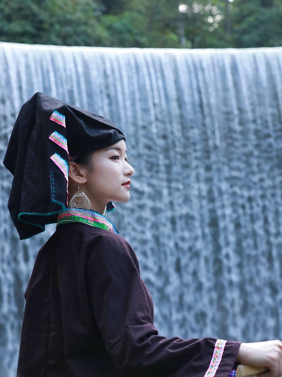 最具特点的壮族服饰 【95黑衣壮简介】 黑衣壮是广西壮族的一个支系