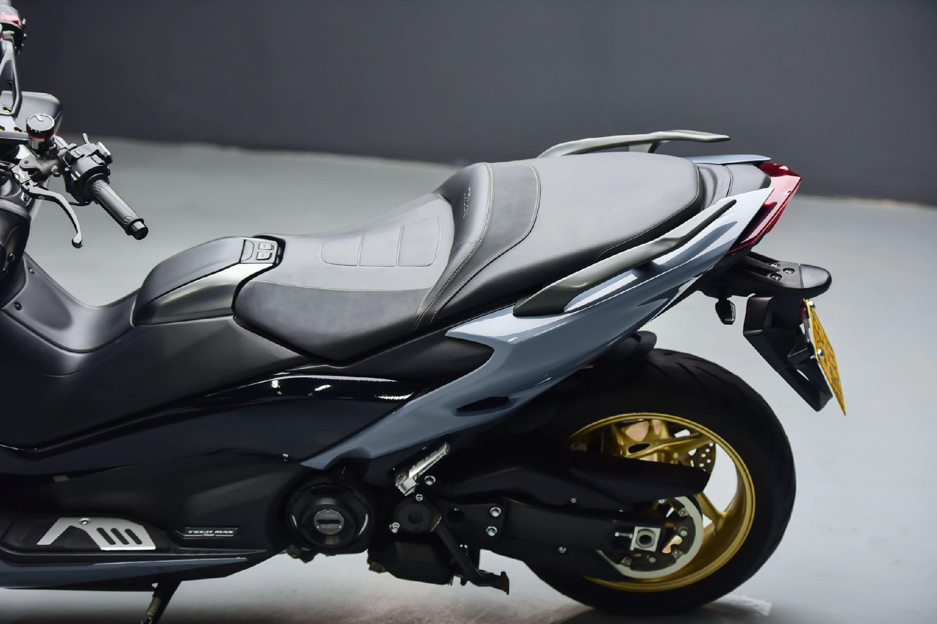 专业汽车贴膜 摩托车贴膜