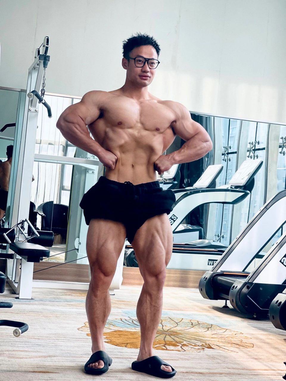 健身房的肌肉男 对着痛苦微笑
