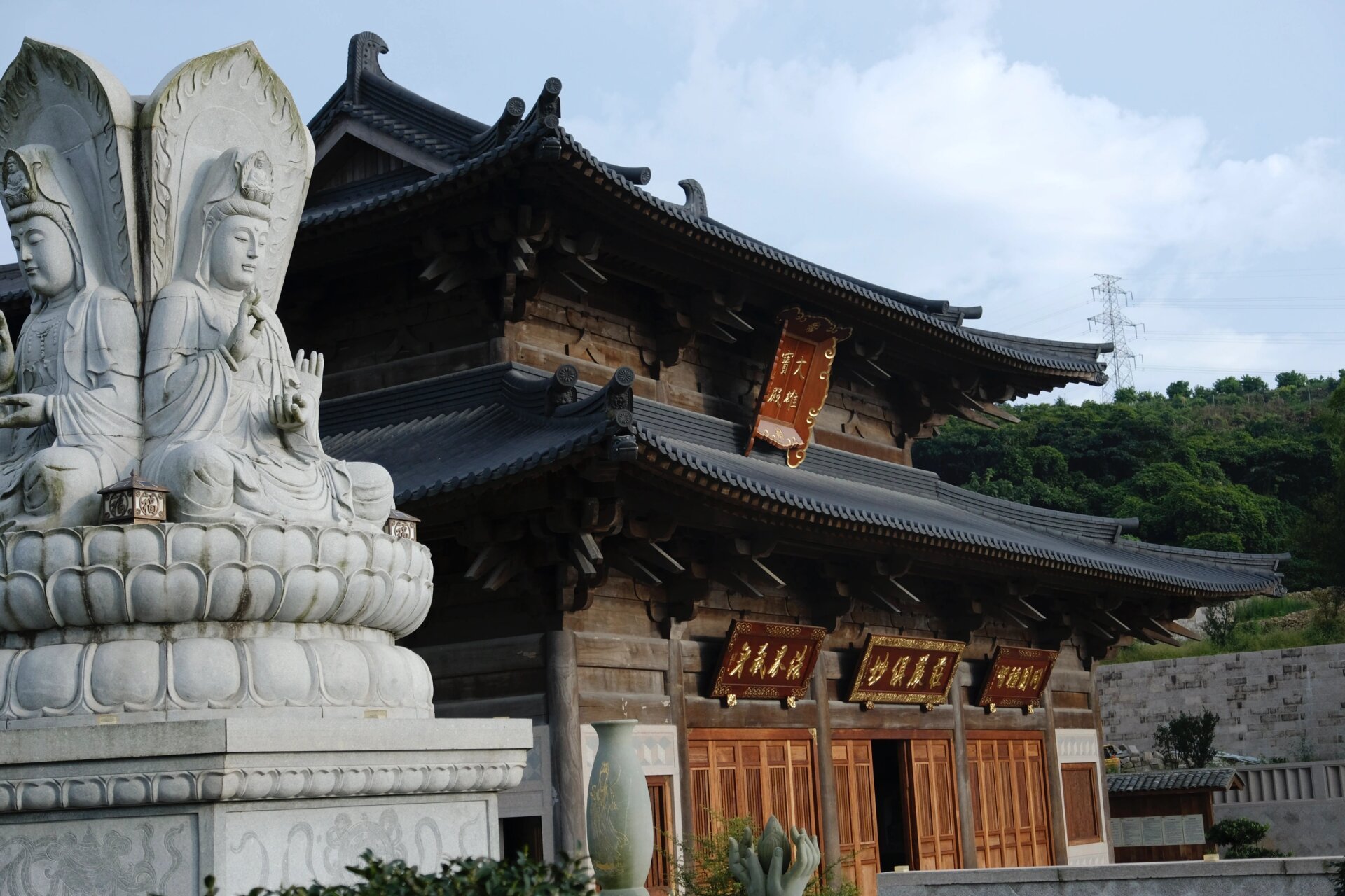 心安禅寺是观音菩萨的道场,建筑庄严古朴,充满禅意.