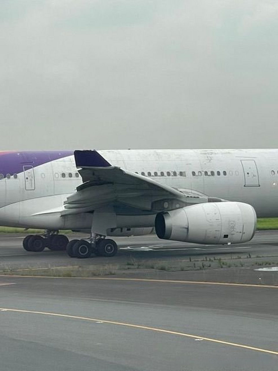 泰国航空和长荣航空a330在东京羽田机场地面相撞,泰航飞机右翼小翼