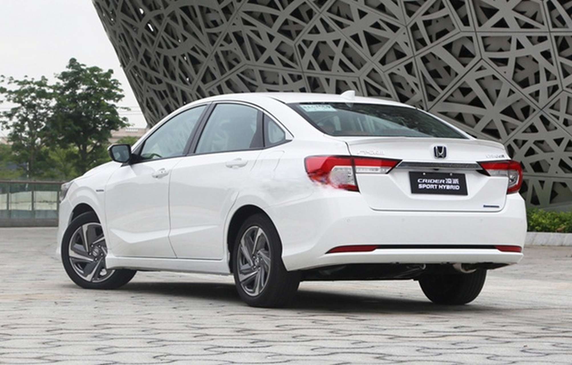 凌派混动,难得四缸机~可惜定价太高,配置又不占优势,马路上难得一见!