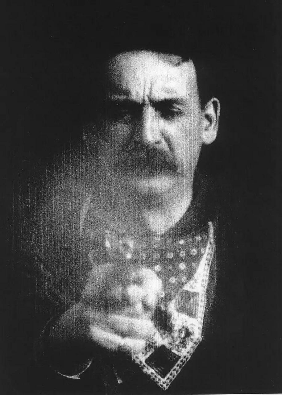 《火车大劫案》的11分钟时间里,缺少色彩和言语对白给观众的感官指引