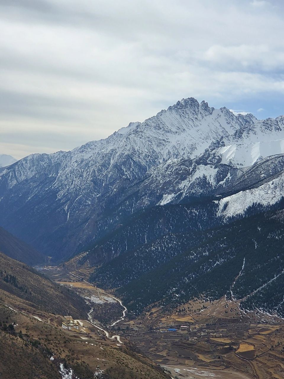 浪拉山顶也似一个小型平原,远处的雪山看起来很近,几乎就已经在同一