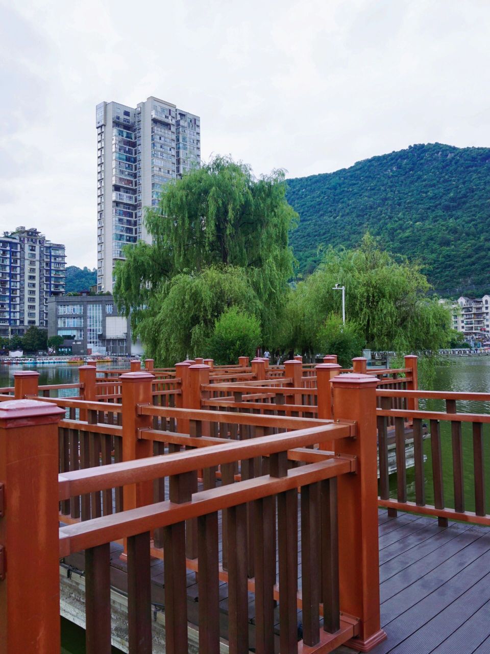 中国凉都六盘水周边必去景点|凤池园 碧水蓝天共一色,青山绿水画中画