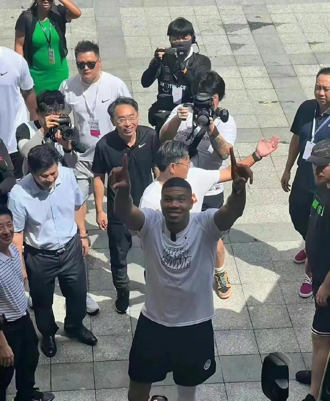 字母哥中国行 原以为在国内字母哥粉丝不多,直到看到这几个专程打的