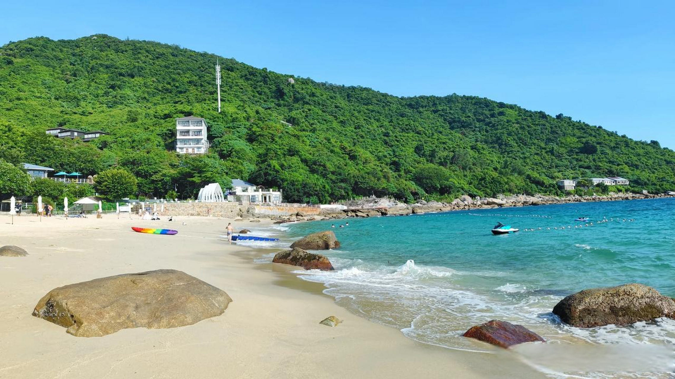 我想就在深圳大鹏南澳半岛,它是一个非常小众的宝藏海滩,它藏匿在山林