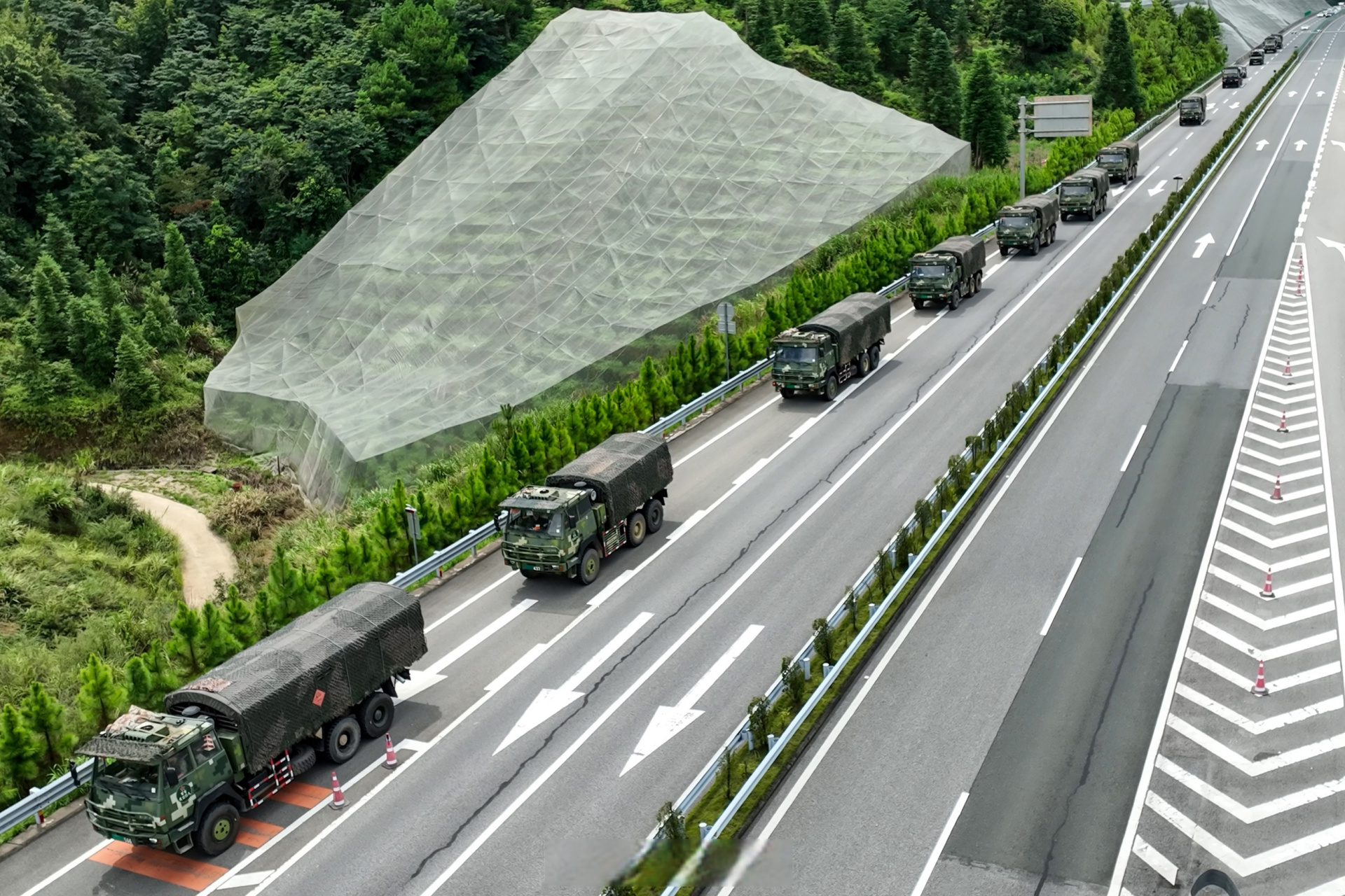 gif图展示解放军长途机动有多酷#[得意]】铁路装载,摩托化机动是作战