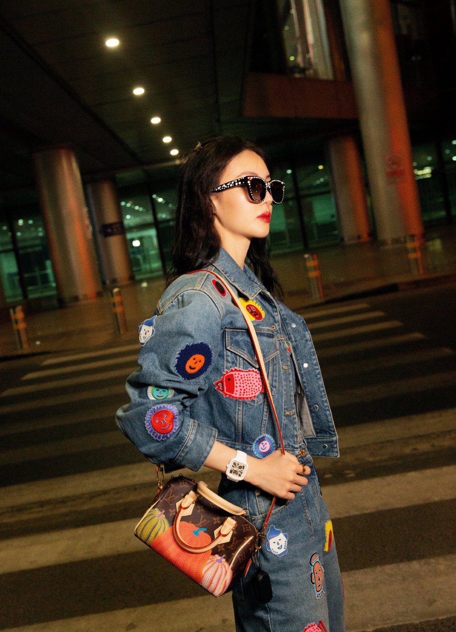 金晨牛仔穿搭造型组图,卷发,红唇,墨镜,一身牛仔穿搭,酷感十足