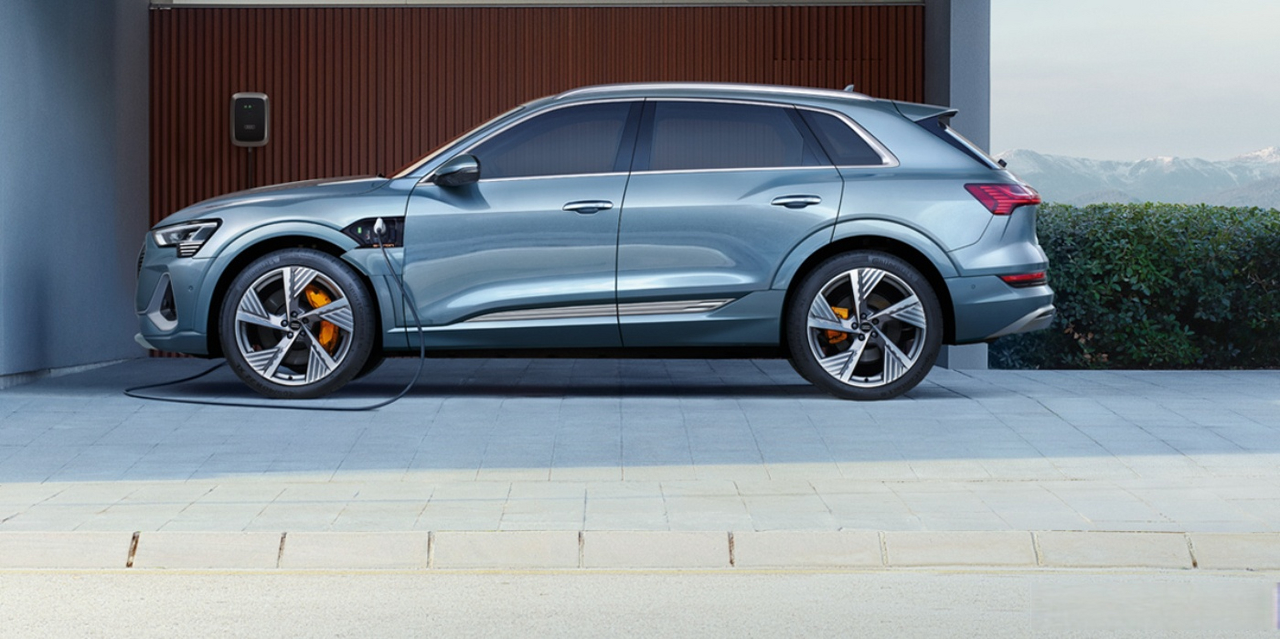 近日,上汽奥迪q5 e-tron正式上市,新车共推出12款车型,售价区间为9..