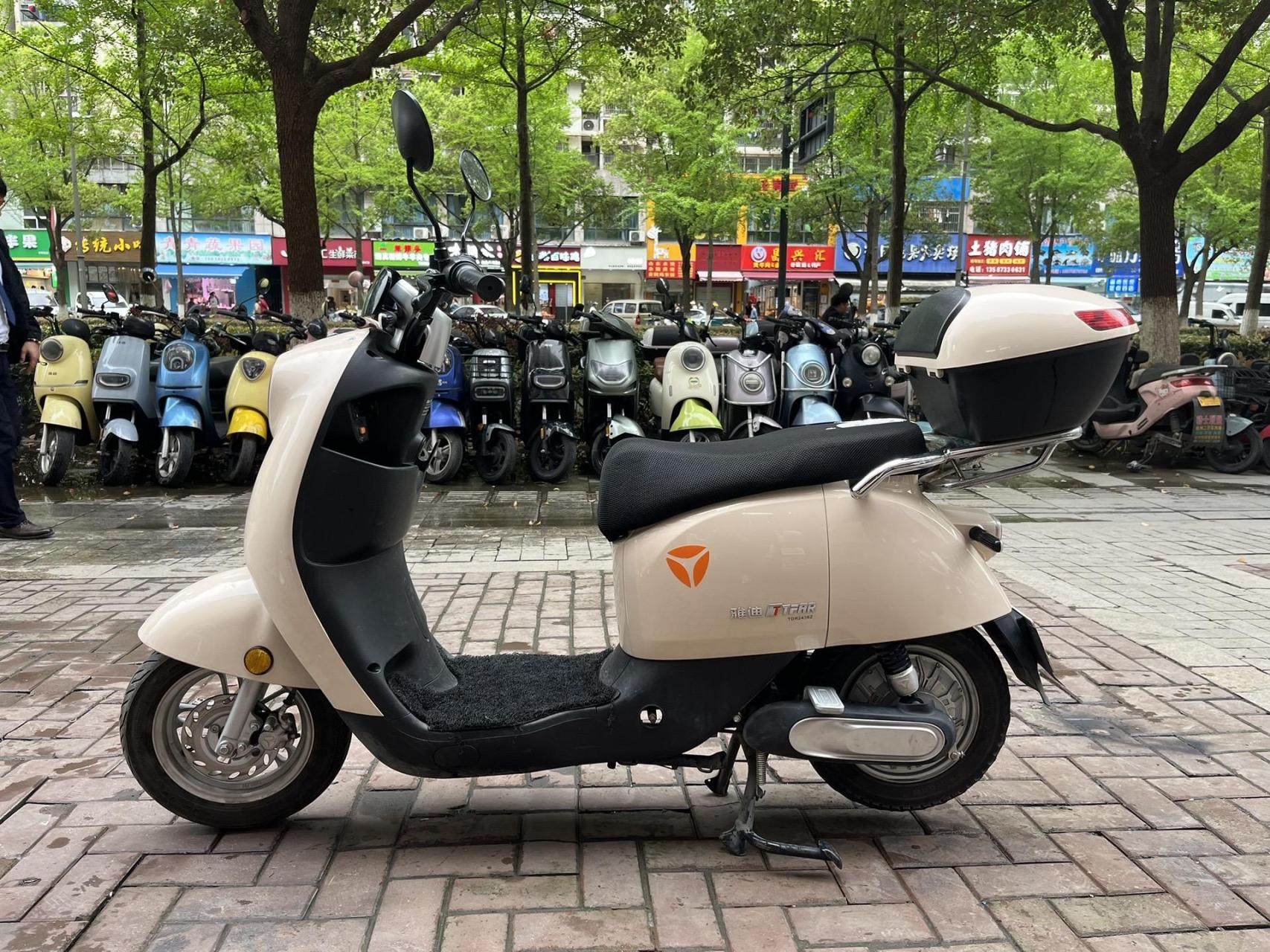 上新雅迪dm6冠能电动车 奶咖色,颜值杠杠的 速度四十左右,续航40公里