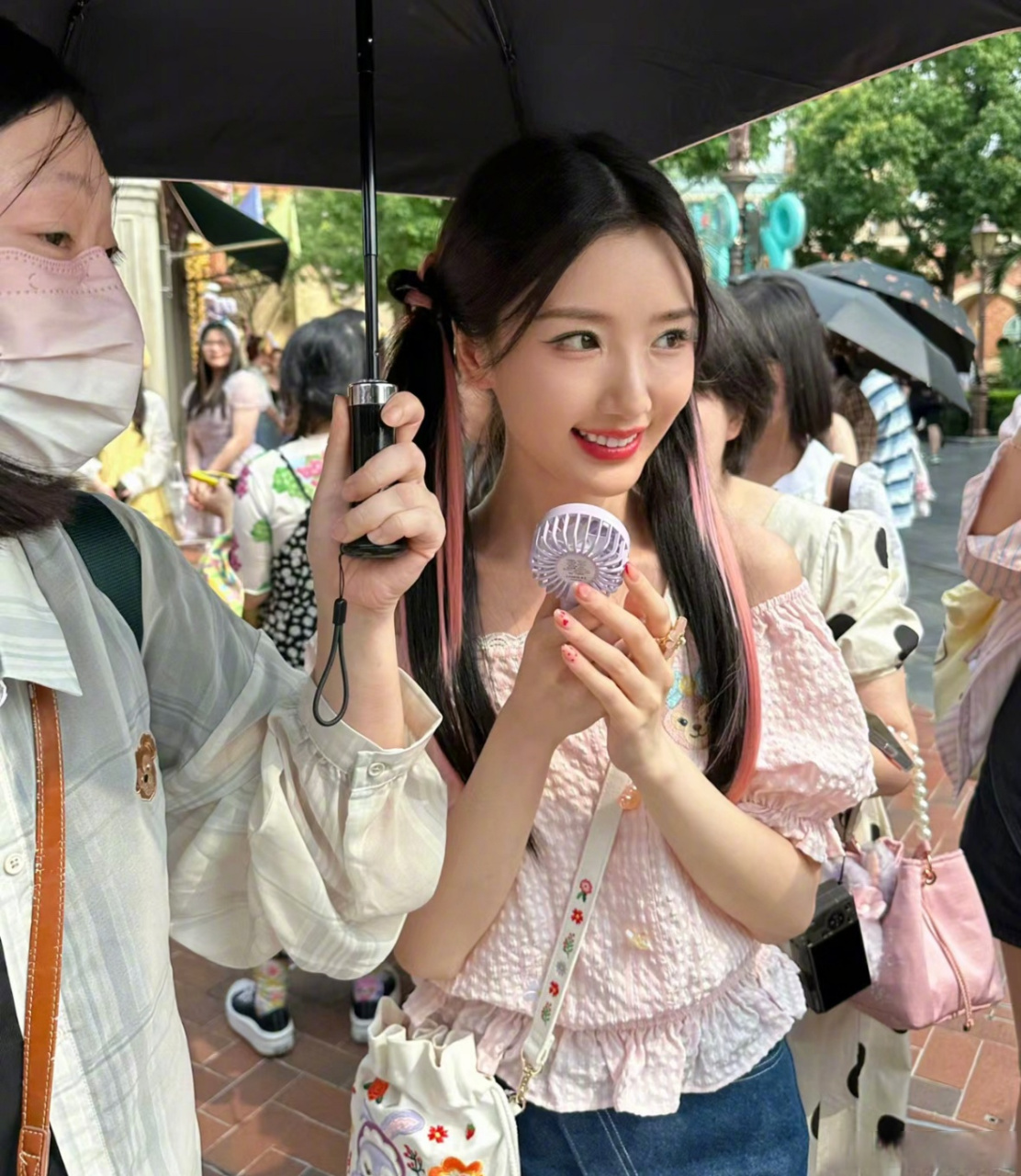 毛晓彤迪士尼偶遇的生图,真的好甜啊,明星在原相机里太能打了
