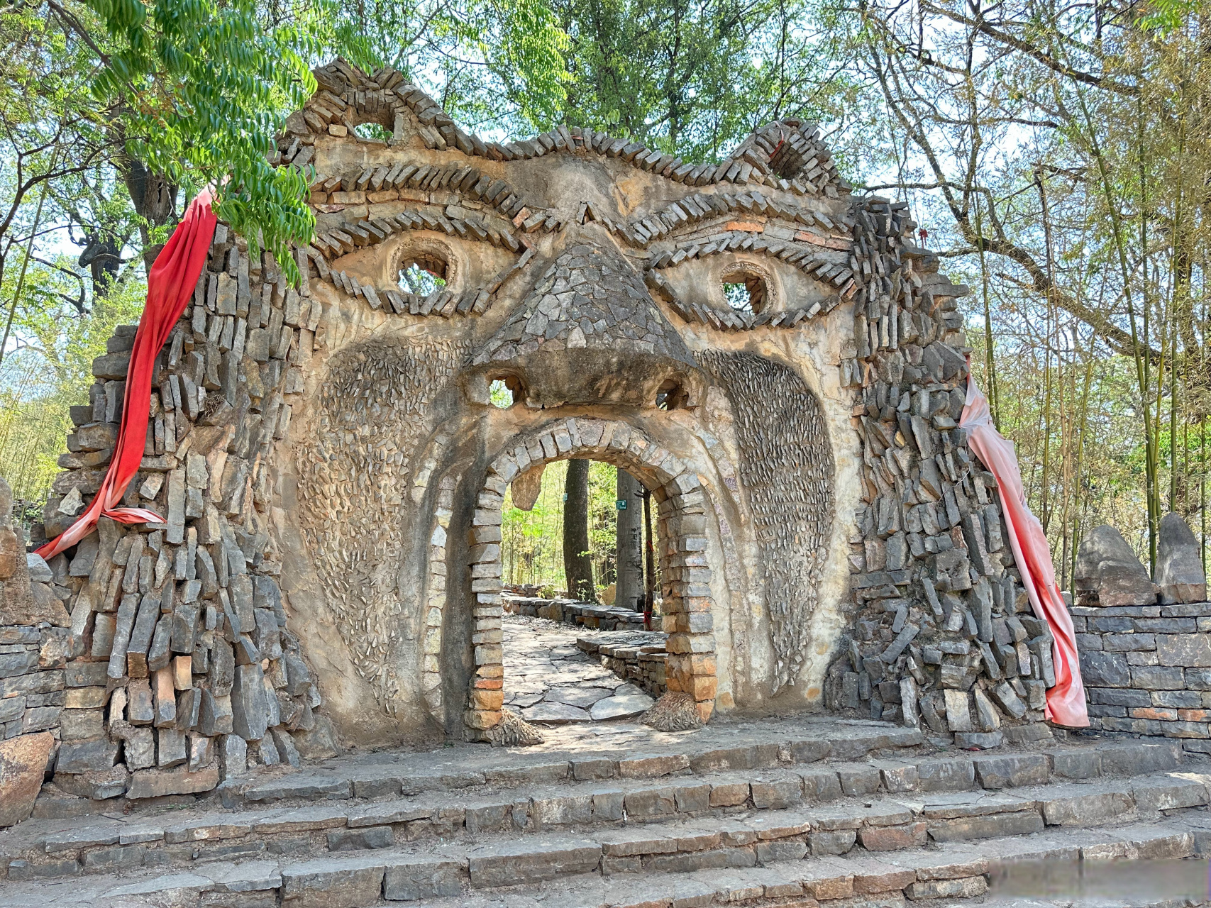 《逛糯黑石头寨,游石林长湖,去著名的喀斯特地貌区域徒步,神奇》4月份