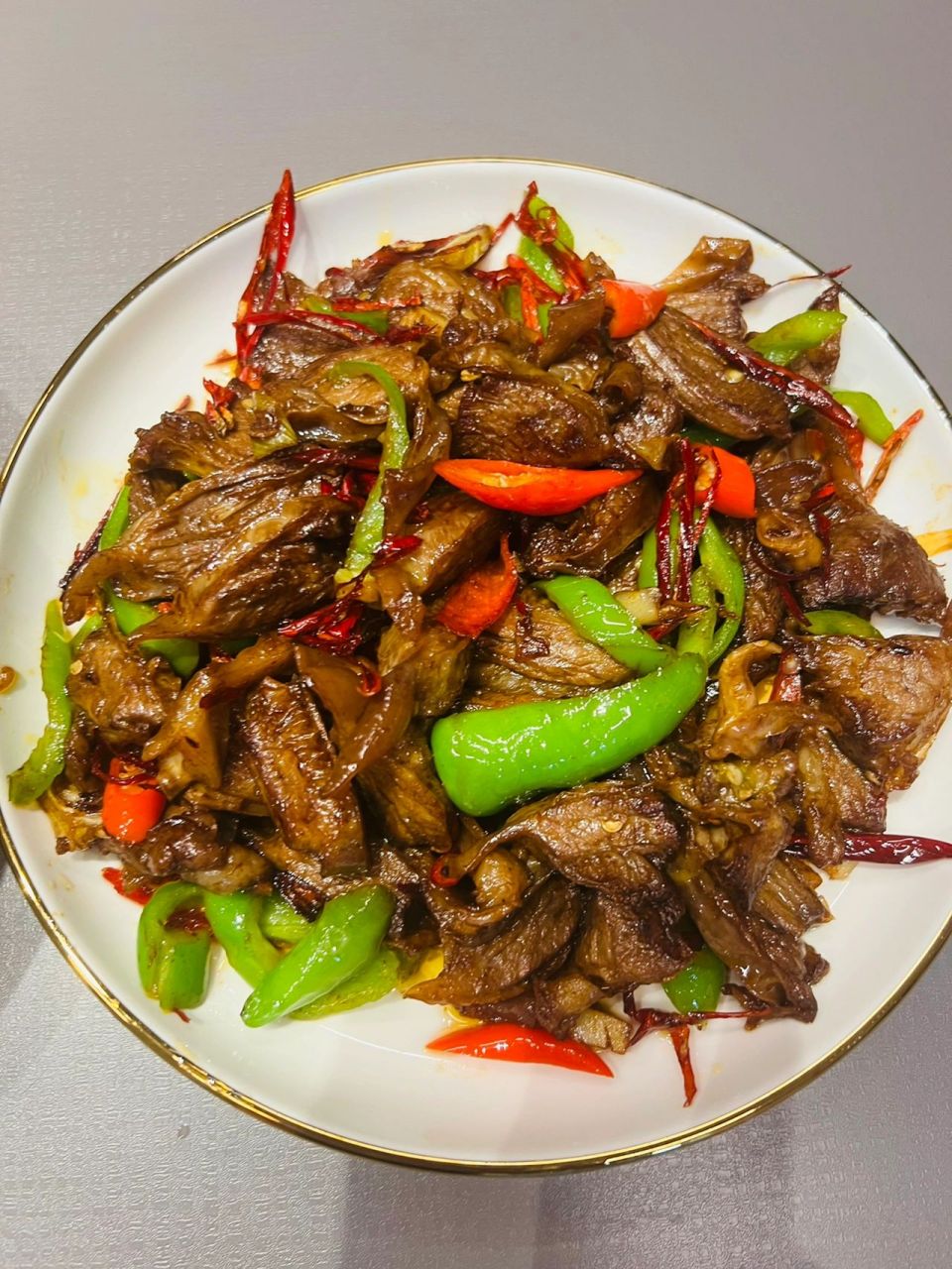 护心肉冷水下锅,加姜片料酒煮熟 2.