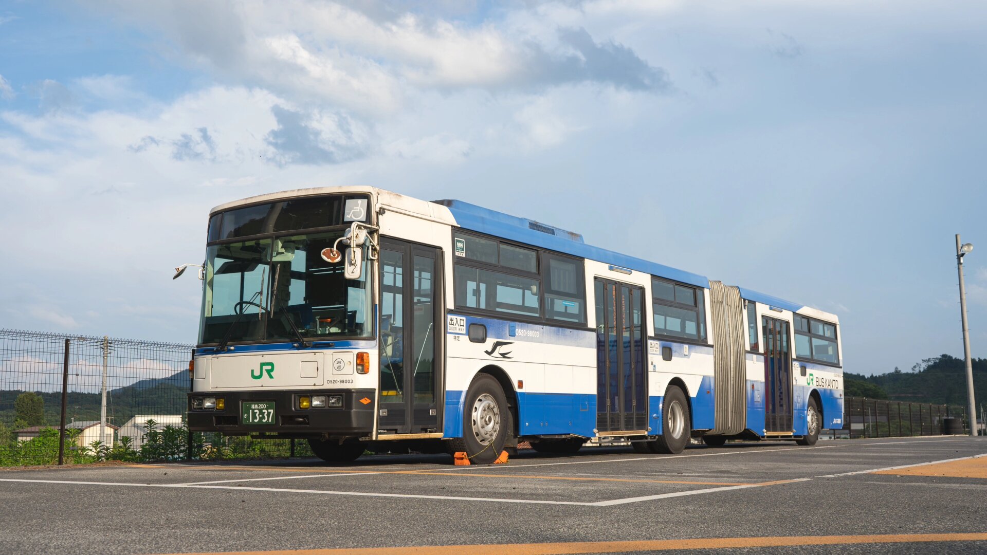 在日本较为少见的铰链式公交车