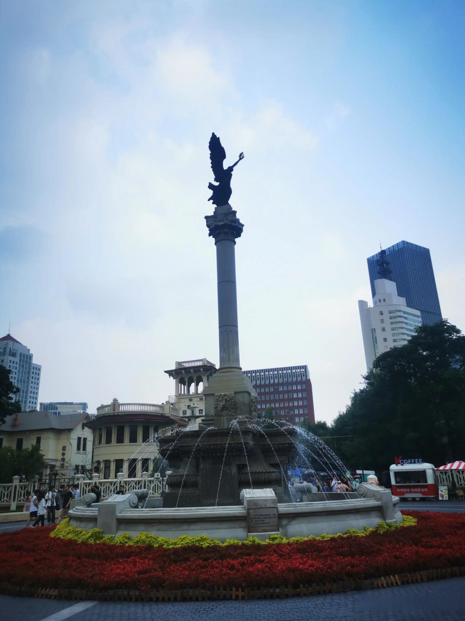 从东北来到炎热的天津,第一感觉这里太热了,是那种黏糊糊的热.