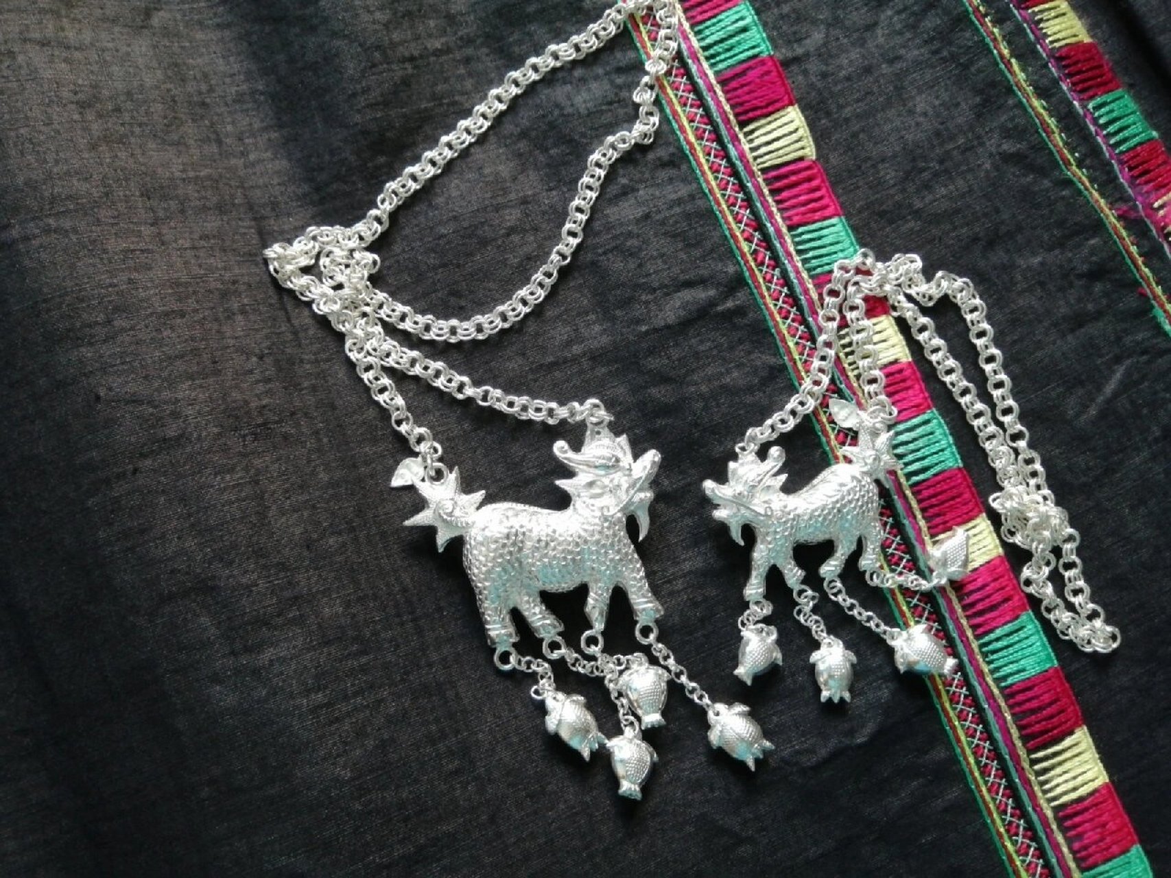 壮族银饰欣赏(3) 麒麟锁,送给孩子佩戴,祈求孩子长命百岁.