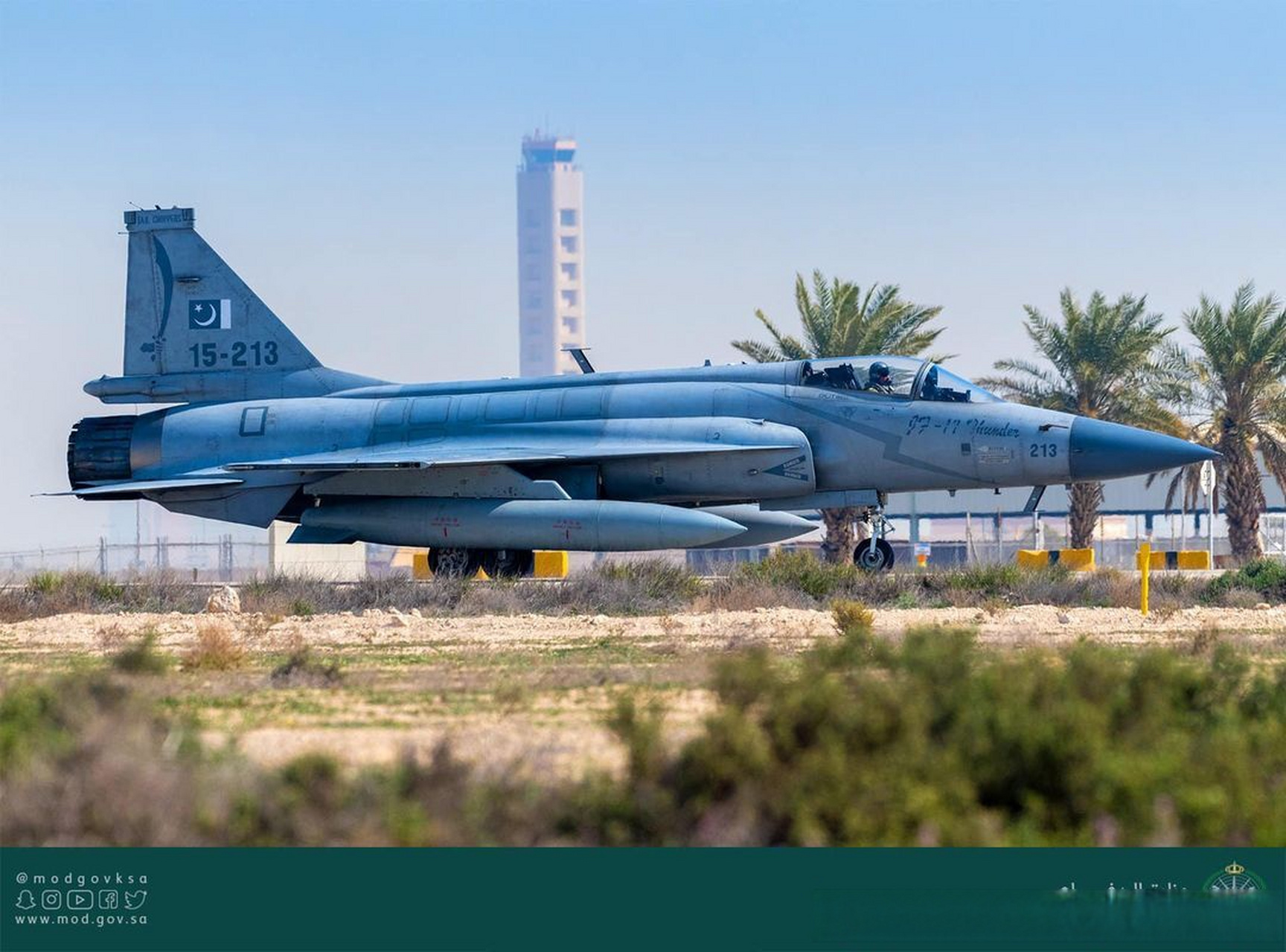 正在沙特苏丹王子空军基地参加2022胜利之矛多国联合军演的jf-17枭龙