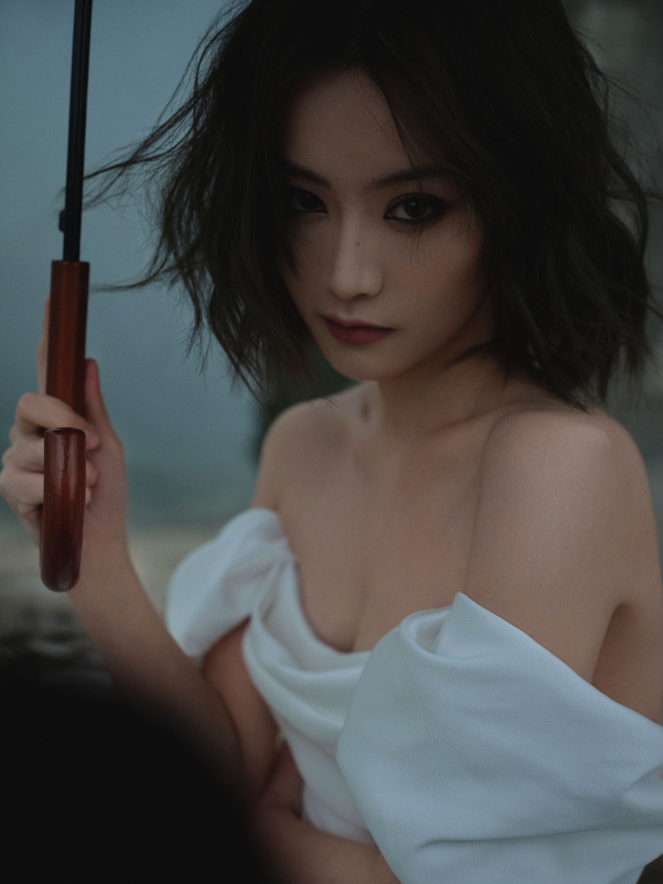 尚语贤白色抹胸裙,冷艳迷人