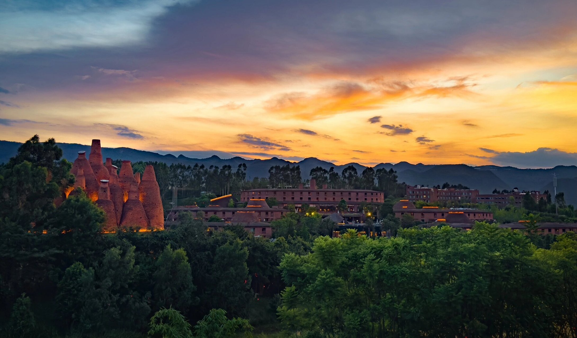 云南弥勒东风韵小镇 彩云之南,看名字,就知道是彩云之乡,看到晚霞的