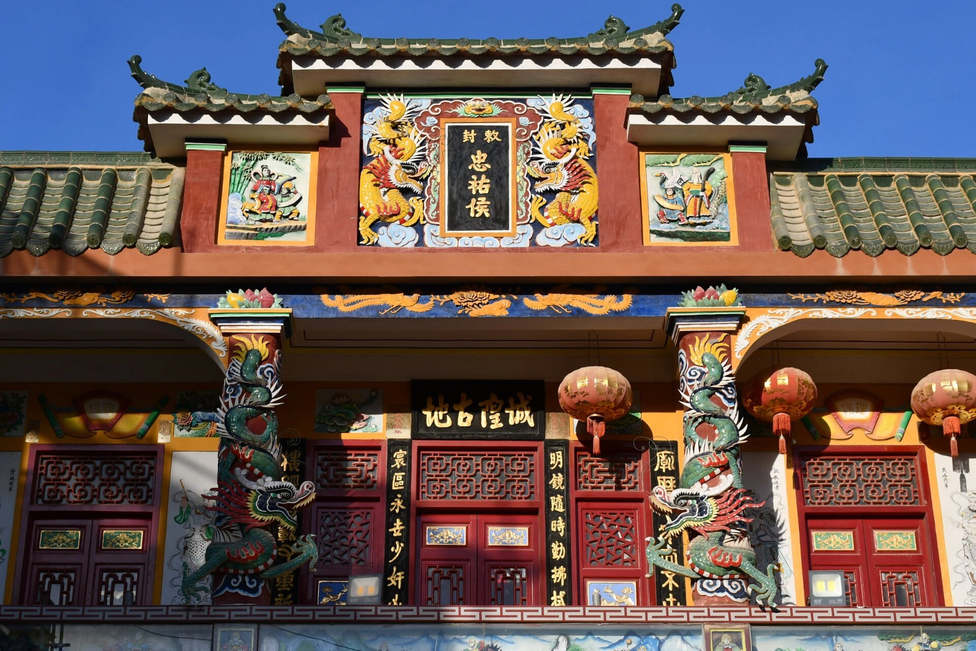 石狮城隍庙 石狮城隍庙位于闽南风情十足的城隍街,城隍街位于石狮市区