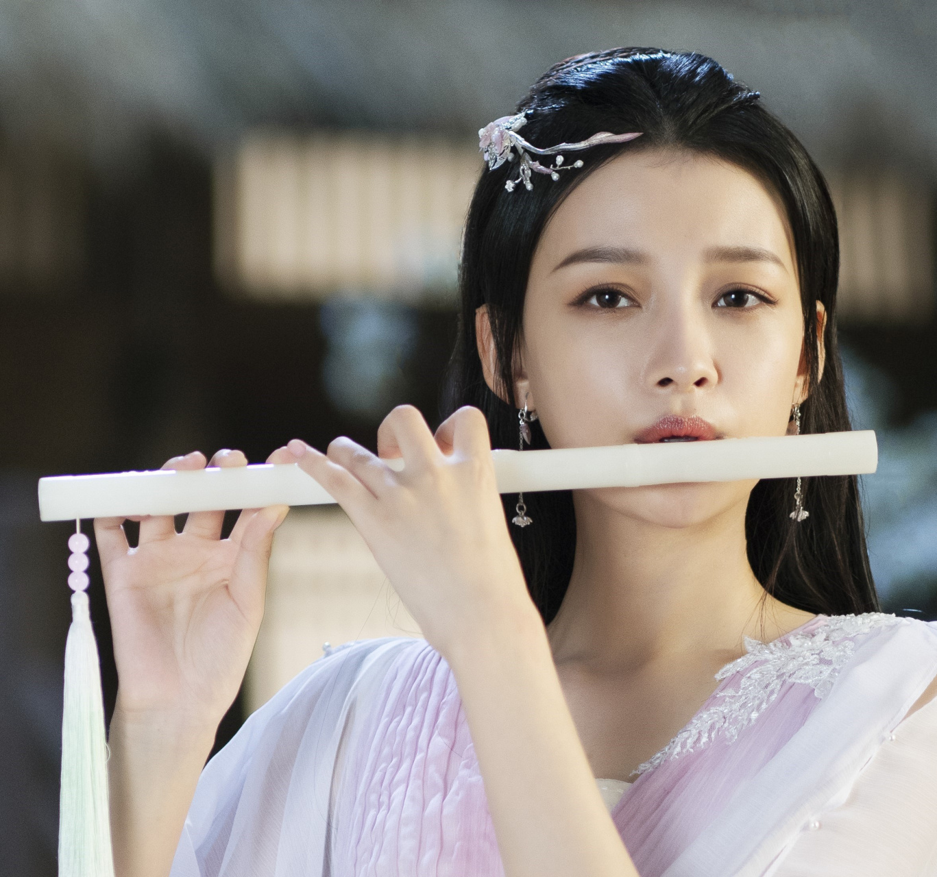 孙怡光脚古装仙子造型拍写真 ,银色脚链很漂亮