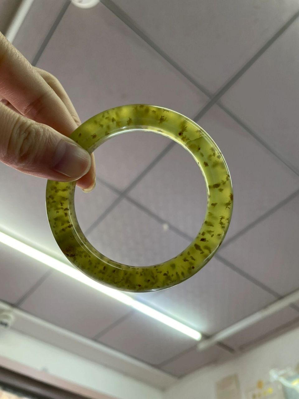 岫玉辽阳水草料盘养前后对比 辛辛苦苦盘养透的镯子,就那么不小心撞了