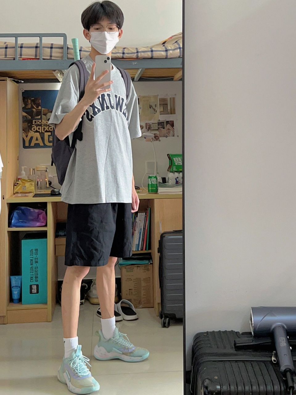 男大学生的在校穿搭 5day 日常休闲风 日系复古灰色短袖搭宽松短裤将