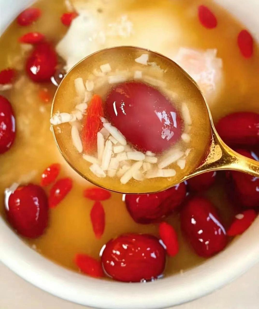 女人气血不足,要多喝这道红枣枸杞鸡蛋汤,补 09俗话说:"气血盈,则