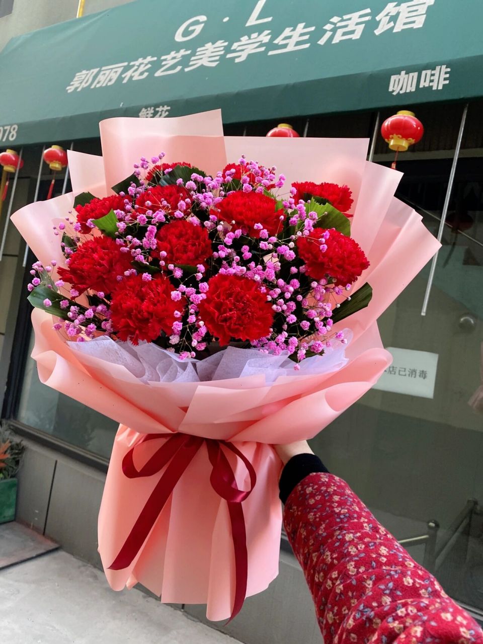 康乃馨常被作为献给母亲的花,是最具代表性的女性之花,不过大家可能