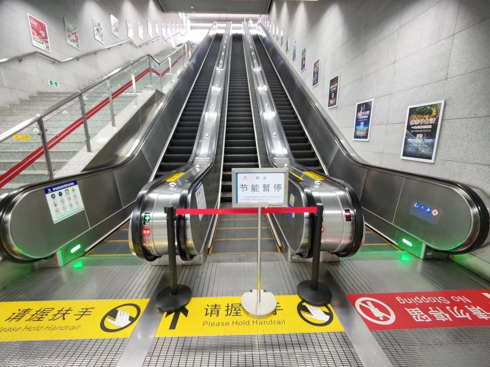 我家那些事 全郑州最大的地铁站,紫荆山地铁站,入口上下三部手扶电 