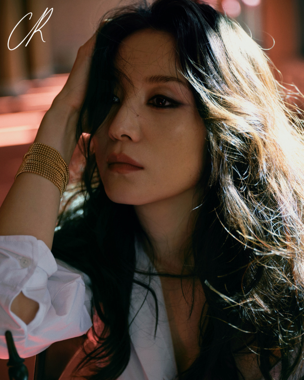 宋佳杂志封面#全包眼线妆容分享 散发出多元而细腻的情绪,重叠不同的