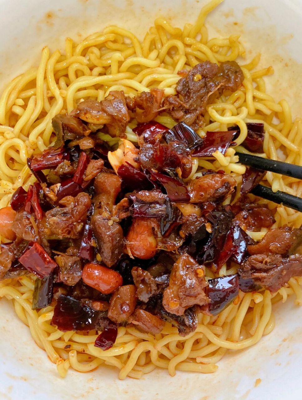 这个辣子鸡拌面我连吃三天了 靠谱!一碗面半碗辣子鸡丁!