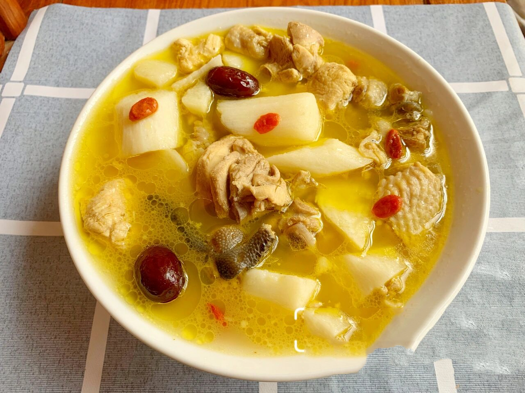 美味9999山药土鸡汤99好吃到爆9717 天气渐渐变冷了,在家炖