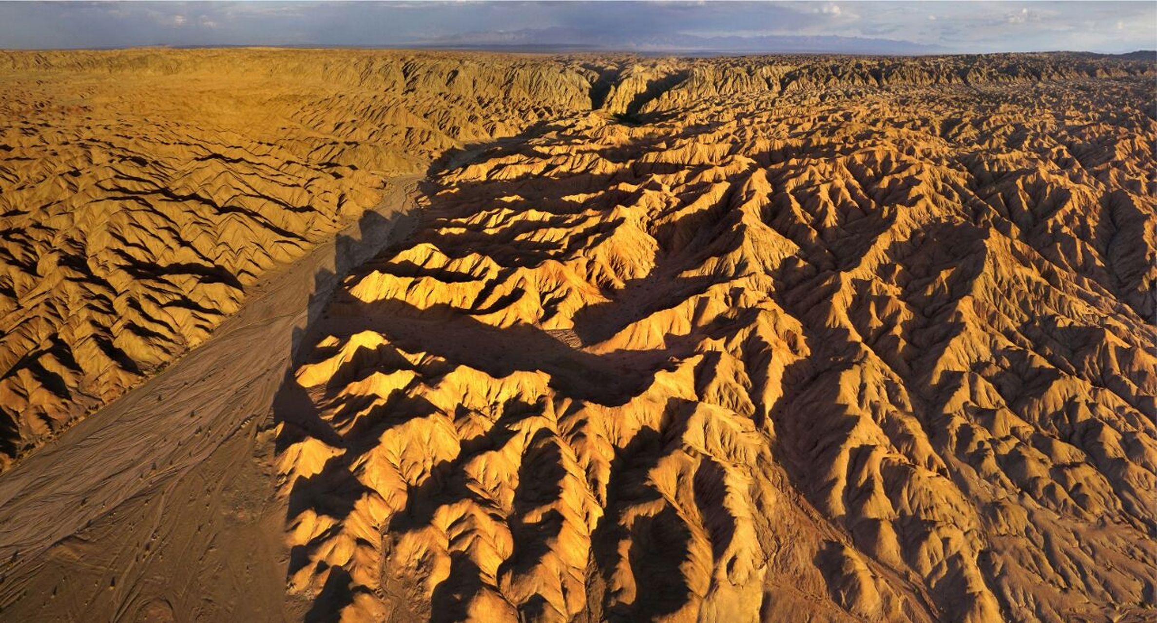 传说边界的文化名山 屹立在神话传说边界的文化名山——敦煌三危山