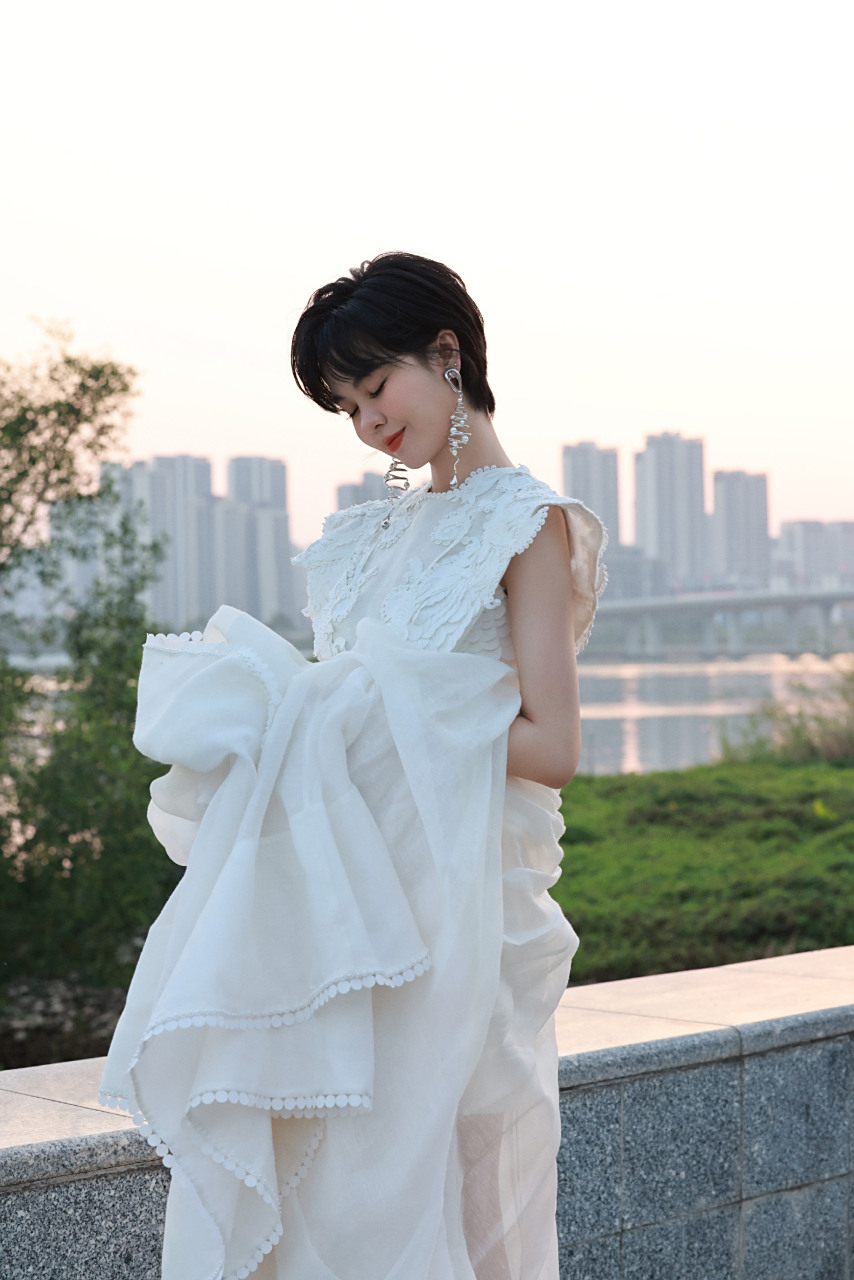 郁可唯短发白裙造型图集