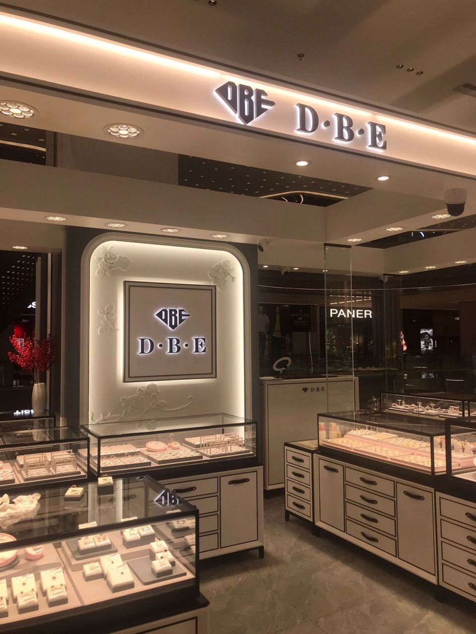dbe珠宝品牌 今天又和闺蜜一起来锡东八佰伴逛街来了,又看到这个品牌