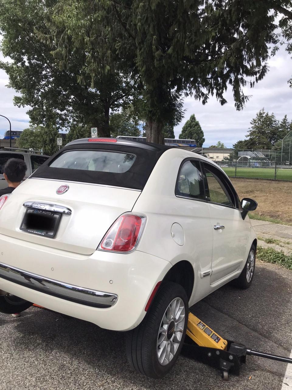 车况鉴定:burnaby鉴定菲亚特500c双门敞篷车,表显12万公里,排量:1.